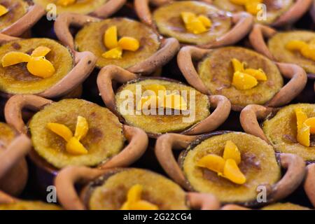 Dessert tailandese in pentole di argilla, Mung Bean Dessert Custard tailandese al mercato galleggiante, Amphawa, Thailandia Foto Stock