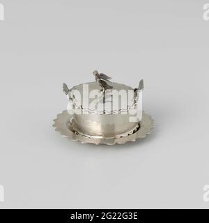 Terrina. Terrina rotonda con bordo inferiore scottato. La terrina ha un coperchio con un bordo scaloppato pure. Il pulsante del coperchio è un uccello volante. La terrina ha due maniglie rialzate. La terrina è su un piatto corrispondente (BK-NM-11177-153-a) la terrina è contrassegnata con: stk. = Amsterdam, jrl. = G (1766) e mt. = Arnoldus van Geffen. La terrina con il piattino equivale a due copie con input. BK-NM-11177-252 E BK-NM-11177-253. Foto Stock