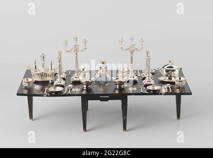 Terrina. Terrina rotonda con bordo inferiore scottato. Il piatto ha anche un coperchio con un bordo scottato. Il pulsante del coperchio è un uccello volante. La terrina ha due maniglie rialzate. La scala è su un piatto. La terrina era marcata: STK. = Amsterdam, JRL. = B (1761), Mt. = Arnoldus van Geffen. La terrina con il piattino è pari a due copie con Invnrs. BK-NM-11177-153-A E BK-NM-11177-153-B, BK-NM-11177-252. Foto Stock