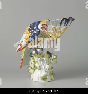Cockatoo. La fabbrica di porcellane di Meissen, nei pressi di Dresda, è stata fondata nel 1709. È stata la prima fabbrica europea a produrre porcellana ‘vera’ o pasta dura, come quella conosciuta in Cina e Giappone. La fabbrica era di proprietà di Augusto il forte, l'Elettore di Sassonia e re di Polonia. Tutti gli uccelli e gli animali in questa vetrina sono stati fatti per lui. Erano destinati al suo cosiddetto Palazzo Giapponese, le cui pareti volevano riempirsi di porcellana. Foto Stock