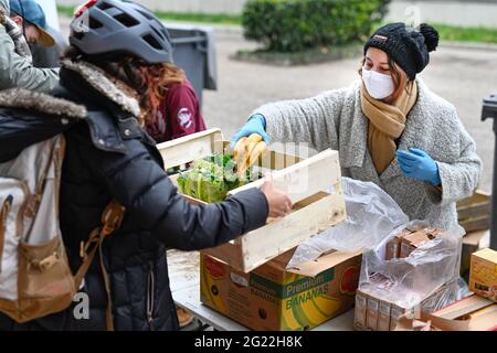 Villeurbanne (Francia orientale). Sostegno sociale agli studenti in posizione di insicurezza, distribuzione di banche alimentari da parte dell'associazione Gaelis nel campus Foto Stock