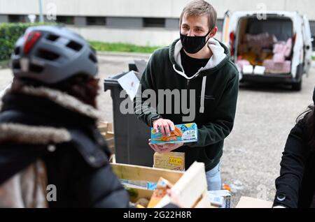 Villeurbanne (Francia orientale). Sostegno sociale agli studenti in posizione di insicurezza, distribuzione di banche alimentari da parte dell'associazione Gaelis nel campus Foto Stock