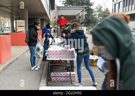 Villeurbanne (Francia orientale). Sostegno sociale agli studenti in posizione di insicurezza, distribuzione di banche alimentari da parte dell'associazione Gaelis nel campus Foto Stock