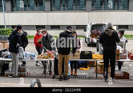 Villeurbanne (Francia orientale). Sostegno sociale agli studenti in posizione di insicurezza, distribuzione di banche alimentari da parte dell'associazione Gaelis nel campus Foto Stock