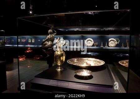 Camera con vetrine con argenteria e immagine di triton; interno argento sala Philipsvleugel 2011. Reflord la vetrina l'immagine Triton, soffiando su un corn inchiostrato, realizzato da Adriaen de Vries. Foto Stock