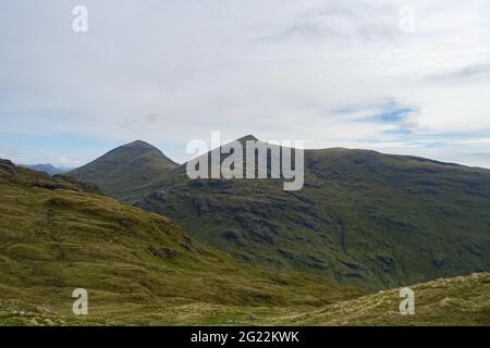 Le due montagne munro di ben More (a sinistra) e Stob Binnein vicino a Crianlarich, Scozia Foto Stock