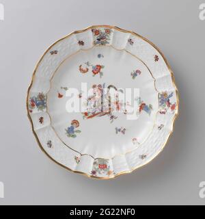 Piatto rotondo, dipinto con un decor kakiemon. Piastra rotonda in porcellana verniciata. La piastra è scanalata e presenta un bordo scalettato. La piastra è dipinta con una tigre che è stata girata intorno ad un gambo blu di bambù tra fiori, spruzzato blumen indiano, farfalle e rami su cui uccelli. Il bordo è decorato con il motivo 'Altbrandenstein'. La piastra è stata contrassegnata. Foto Stock