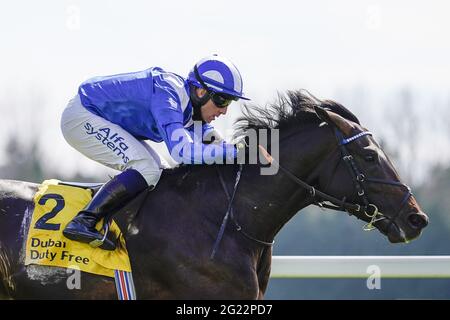 File photo datato 18-04-2021 di Jim Crowley che cavalca al Aasy che viene a casa per vincere il Dubai Duty Free Finest Surprise Stakes all'Ippodromo di Newbury. Data di emissione: Martedì 8 giugno 2021. Foto Stock