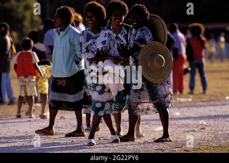 FRANCIA. NUOVA CALEDONIA, ARCIPELAGO LEALTÀ, ISOLA DI MARE, CELEBRAZIONE IGNAME, RAGAZZE MELANESIANE Foto Stock