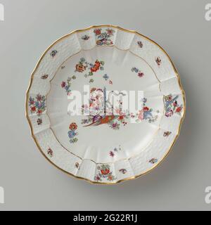 Piatto rotondo, dipinto con un decor kakiemon. Piastra rotonda in porcellana verniciata. La piastra è scanalata e presenta un bordo scalettato. La piastra è dipinta con una tigre che è stata girata intorno ad un gambo blu di bambù tra fiori, spruzzato blumen indiano, farfalle e rami su cui uccelli. Il bordo è decorato con il motivo 'Altbrandenstein'. La piastra è stata contrassegnata. Foto Stock