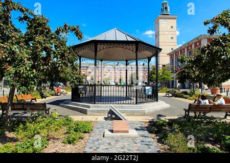 Abbeville (Francia settentrionale): Chiosco nella piazza "Place Max Lejeune", nel centro della città. Sullo sfondo, il campanile del municipio Foto Stock