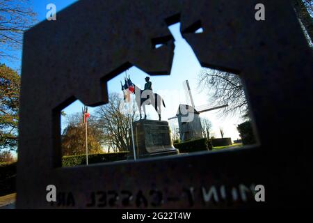 Cassel (Francia settentrionale): Statua equestre di Marshal Foch e mulino a vento Foto Stock