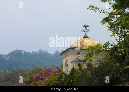 Dettagli di cupole in case con stile spagnolo, patrimonio spagnolo a la Antigua Guatemala. Foto Stock