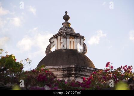 Dettagli di cupole in case con stile spagnolo, patrimonio spagnolo a la Antigua Guatemala. Foto Stock