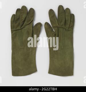 Abbina o scamosciato i guanti con i cordoni ricondienti. Guanto destro in pelle scamosciata verde, tre cordoni sul retro. Foto Stock