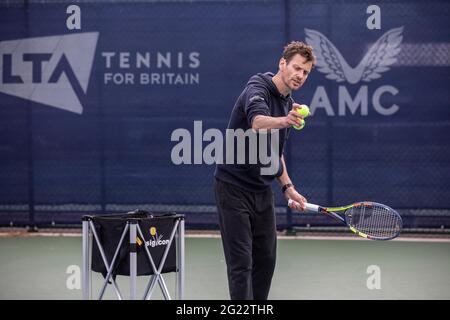 LTA Tennis Lesson con Sam Richardson. Responsabile Tennis - prodotti e programmi presso L'ASSOCIAZIONE DI TENNIS SU PRATO Foto Stock