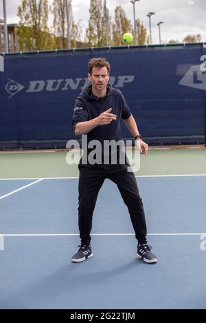 LTA Tennis Lesson con Sam Richardson. Responsabile Tennis - prodotti e programmi presso L'ASSOCIAZIONE DI TENNIS SU PRATO Foto Stock