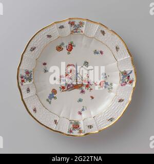 Piatto rotondo, dipinto con un decor kakiemon. Piastra rotonda in porcellana verniciata. La piastra è scanalata e presenta un bordo scalettato. La piastra è dipinta con una tigre che è stata girata intorno ad un gambo blu di bambù tra fiori, spruzzato blumen indiano, farfalle e rami su cui uccelli. Il bordo è decorato con il motivo 'Altbrandenstein'. La piastra è stata contrassegnata. Foto Stock