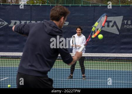 LTA Tennis Lesson con Sam Richardson. Responsabile Tennis - prodotti e programmi presso L'ASSOCIAZIONE DI TENNIS SU PRATO Foto Stock