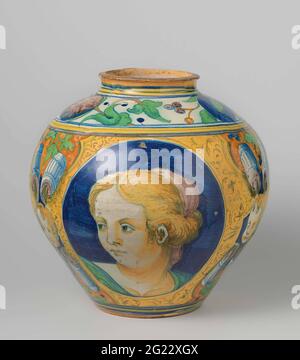 Vaso, stampato a forma di uovo, dipinto multicolore con cartellini in cui un ritratto. Tra i gettoni dei cartoni. Vaso stampato a forma di uovo di maiolica dipinta multicolore. Sul ventre sono dipinte tre cartococchi, in cui è raffigurato un ritratto. In una cartouche, il ritratto di una donna è dipinto, in un ritratto di un vecchio con barba e nel terzo il ritratto di un rialzato. Le teste di Putto sono state dipinte tra i cartocchi. Foto Stock