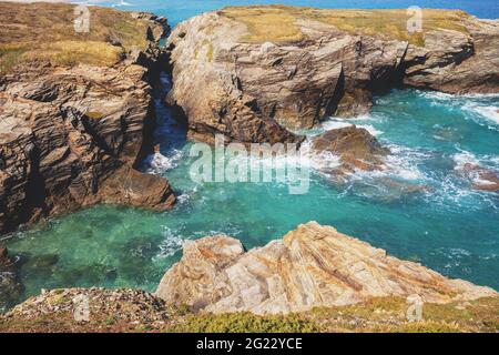 Stagcape in una giornata di sole. Bella baia tranquilla. Costa rocciosa all'alba. Spiaggia Praia de Augas Santas a Ribadeo. Galizia Spagna Europa Foto Stock