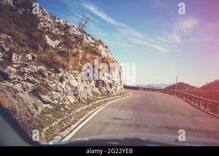 Guidare un'auto su una strada di montagna tortuosa nel Parco Nazionale Picos de Europa. Cantabria, Spagna, Europa Foto Stock