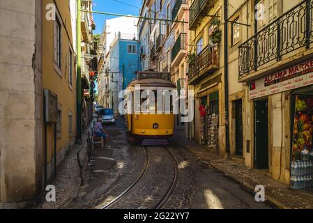 22 settembre 2018: Il percorso classico, il tram numero 28 di lisbona in portogallo. Collega Martim Moniz con campo Ourique, passa attraverso il popolare t Foto Stock