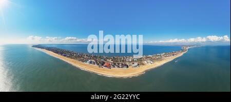 Vista aerea dello spiedo (rilievo) con la città. Panorama orizzontale. Il Mar Nero e l'estuario di Dniester. Zatoka, regione di Odesa, Ucraina Foto Stock