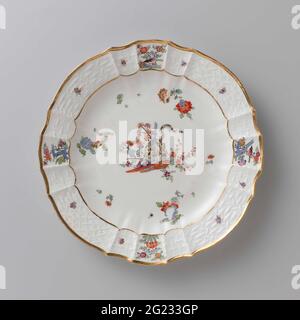 Piatto rotondo, dipinto con un decor kakiemon. Piastra rotonda in porcellana verniciata. La piastra è scanalata e presenta un bordo scalettato. La piastra è dipinta con una tigre che è stata girata intorno ad un gambo blu di bambù tra fiori, spruzzato blumen indiano, farfalle e rami su cui uccelli. Il bordo è decorato con il motivo 'Altbrandenstein'. La piastra è stata contrassegnata. Foto Stock