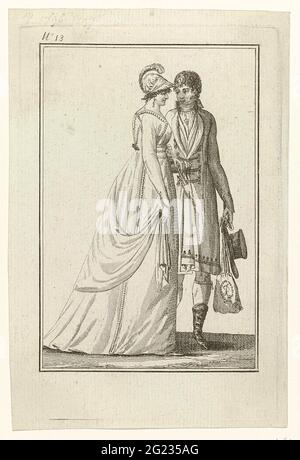 Tableau Général du Goût, AN 7, n. 13 (Dec. 21 1798): coppia amoureux à la promenade. Coppia di Amoureus che cammina sul lungomare. La donna indossa una chiave con maniche lunghe e tracce, depositate con motivo a loop. Accessori: Cappello con piume, orecchino nell'orecchio destro, girante, sciarpa. L'uomo indossa una giacca con colletto in sciarpa, cardigan e pantaloni al ginocchio. Il cappello e il reticolo della donna, con le iniziali l e g, in mano. Stivali con naso a punta. La stampa fa parte di una serie di 20 stampe di moda emesse da Gide, Parigi, AN VII, 1797-1799. Foto Stock