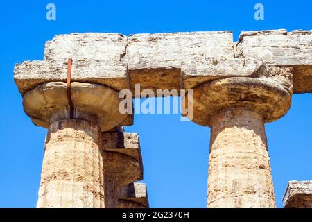 Particolare del tempio greco-dorico di Hera (tempio arcaico) - Area archeologica di ​​Paestum - Salerno, Italia Foto Stock