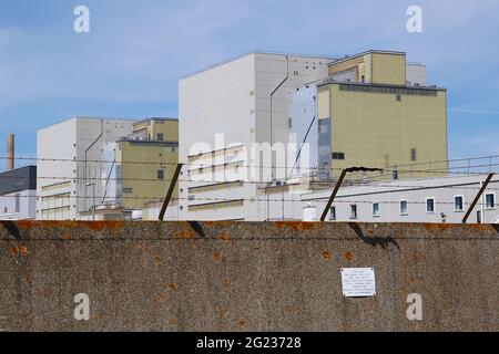 Dungeness, Kent, Regno Unito. 08 giugno 2021. EDF ha annunciato che inizierà a dealimentare la centrale elettrica di Dungeness B con "effetto immediato". La centrale nucleare, situata a Dungeness sulla Marsh Romney, è fuori linea dal 2018 a causa di una serie di sfide tecniche 'significative e continue' - ma fino ad oggi non era previsto che fosse smantellata almeno fino al 2025. (Tutti i testi e citazioni kentlive.news). Photo Credit: Paul Lawrenson /Alamy Live News Foto Stock