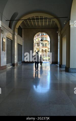 TORINO, ITALIA - 01 giugno 2021: Scorcio di portici tipici in Piazza del Castello Torino 28 2021 maggio Foto Stock