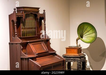 Registrazione retrospettiva del gramofono e del pipe organo primo piano Foto Stock