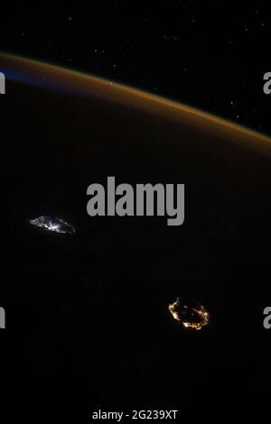 Stazione spaziale internazionale ISS. 8 giugno 2021. Un cielo stellato, un bagliore atmosferico, e le luci notturne della nazione isola di Mauritius (centro a sinistra) e Réunion Island (in basso a destra), un dipartimento francese, si distinguono come la Stazione spaziale Internazionale orbitata 265 miglia sopra il Madagascar sulla sua costa nord-orientale dell'Oceano Indiano il 23 maggio 2021. Crediti NASA/UPI: Notizie dal vivo UPI/Alamy Foto Stock