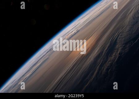 Stazione spaziale internazionale ISS. 8 giugno 2021. Il 28 aprile 2021, dalla Stazione spaziale Internazionale, si dipanano le sfumature mattutine di un'alba orbitale che sorvolava di 264 miglia sopra il confine Cina-Russia nell'Asia orientale, vicino al Mare del Giappone. Crediti NASA/UPI: Notizie dal vivo UPI/Alamy Foto Stock