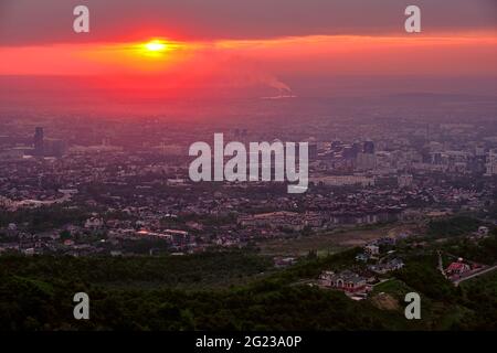 Atmosfera magica del tramonto sulla città serale; città di Almaty in Kazakistan Foto Stock