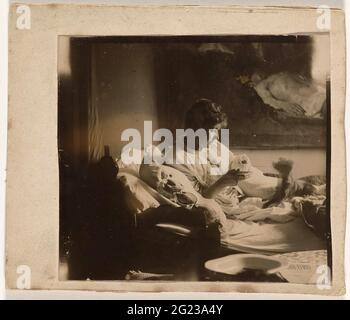 Marie Jordan si vestì a letto, con una tazza in mano. Foto Stock