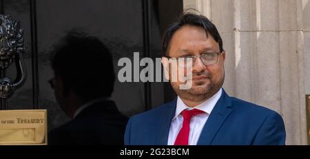 Londra, Regno Unito. 8 Giugno 2021. Hasan Ali Imam, autore di 'Stati Uniti d'ira' fuori 10 Downing Street Londra UK Credit: Ian Davidson/Alamy Live News Foto Stock