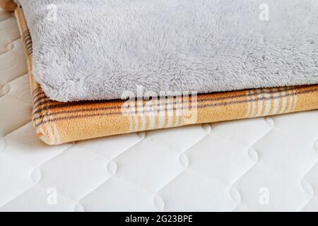 Due coperte: Grigio e beige sul materasso. Risorse grafiche Foto Stock