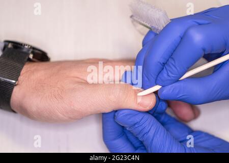 L'uomo fa il suo manicure fatto, mani closeup. In un salone di bellezza maschile. Foto Stock