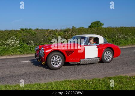 1966, 60s rosso bianco Austin Healey 2912cc benzina, in rotta per Capesthorne Hall mostra auto classica, Cheshire, Regno Unito Foto Stock