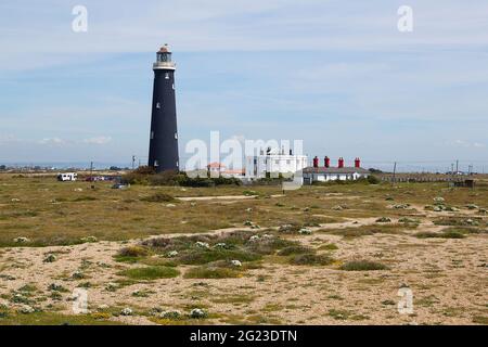 Dungeness, Kent, Regno Unito. 08 Giu 2021. Tempo in Gran Bretagna: Giorno caldo e soleggiato con una leggera brezza sulla Riserva Naturale Dungeness mentre la gente si meravigliano della spiaggia arida ma bella. Credito fotografico: Nessuno/ Alamy Foto Stock