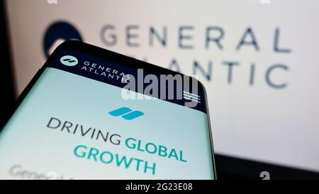 Telefono cellulare con sito web della società di private equity americana General Atlantic sullo schermo davanti al logo aziendale. Mettere a fuoco in alto a sinistra del display del telefono. Foto Stock