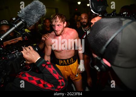 Miami Gardens, Stati Uniti. 06 giugno 2021. MIAMI GARDENS, FLORIDA - 06 GIUGNO: YouTube Personality Logan 'Maverick' Paul lascia l'anello dopo la sua mostra di otto round boxing match contro l'ex re del mondo di pesi saldanti Floyd 'Money' Mayweather all'Hard Rock Stadium il 06 giugno 2021 a Miami Gardens, Florida. (Foto di JL/Sipa USA) Credit: Sipa USA/Alamy Live News Foto Stock