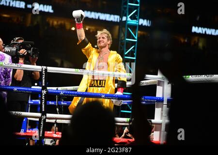 Miami Gardens, Stati Uniti. 06 giugno 2021. MIAMI GARDENS, FLORIDA - 06 GIUGNO: YouTube Personality Logan 'Maverick' Paul (shorts gialli) entra nell'anello per la partita di pugilato a otto partite di mostra con l'ex pesi di benvenuto del mondo Floyd 'Money' Mayweather all'Hard Rock Stadium il 06 giugno 2021 a Miami Gardens, Florida. (Foto di JL/Sipa USA) Credit: Sipa USA/Alamy Live News Foto Stock