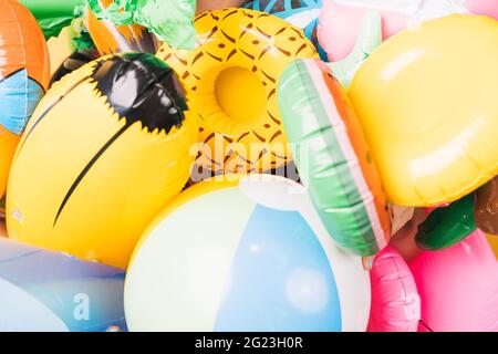 molti gonfiabili della piscina di forme e colori differenti. Illustrazione 3D Foto Stock