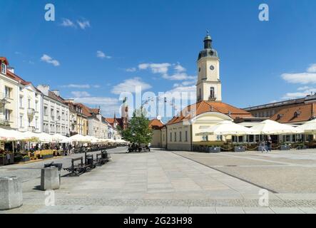 BIALYSTOK, POLONIA - 02 giugno 2021: Rynek Kosciuszki, Piazza principale di Kosciuszko con il municipio storico. Foto Stock