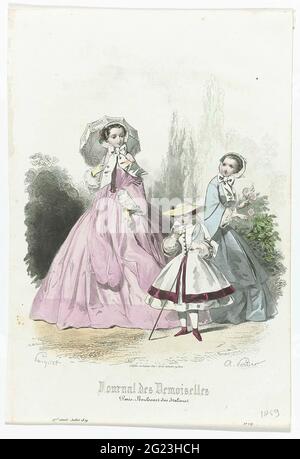 Journal des Demoiselles, Juillet 1859, 27th Année No. 7. Una donna e due ragazze in un giardino. La donna tiene un parasolo con frange con la mano destra. La bambina guarda una farfalla e ha una rete di farfalle nell'altra mano. L'altra ragazza sta raccogliendo i fiori. Stampa dalla rivista Mode Journal des Demoiselles (1833 -1922). Foto Stock