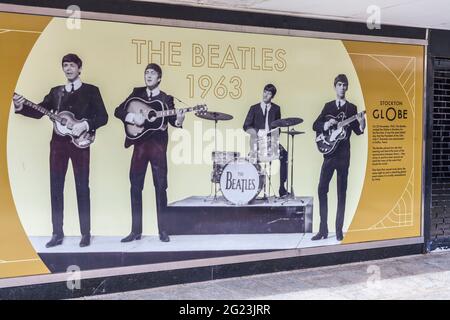 Poster pubblicitari che celebrano l'apparizione dei Beatles al Globe Theatre nel 1963 a Stockton on Tees, Inghilterra, Regno Unito Foto Stock